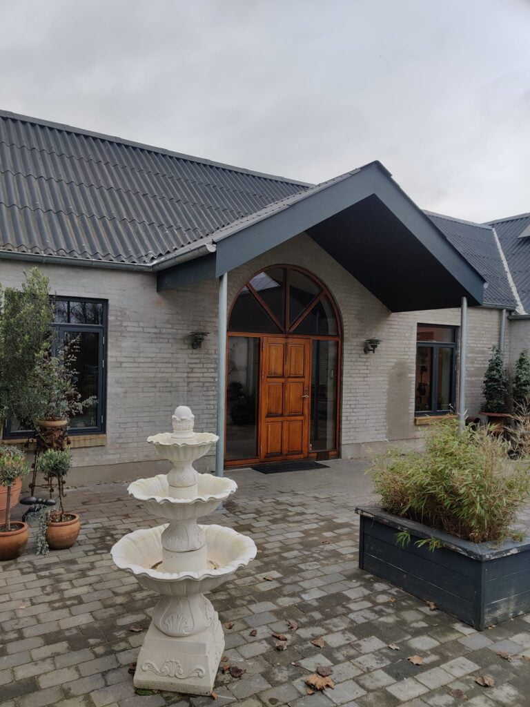 Moderne hus med springvand foran indgangen