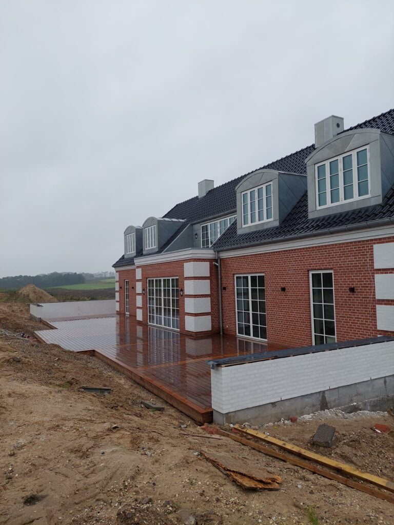 Nybygget murstenshus med stor træterrasse