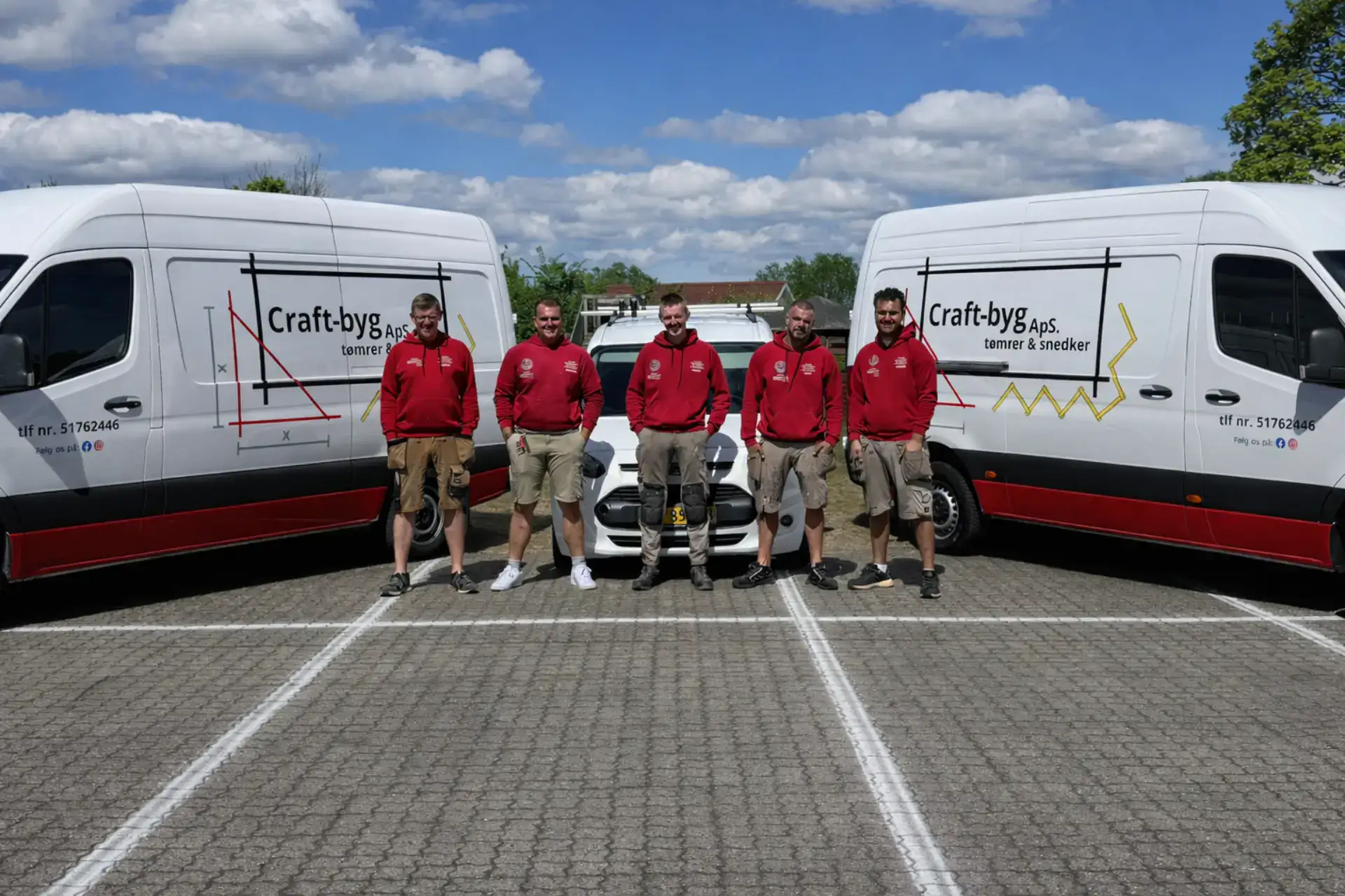 Craft-Byg ApS team foran firmabiler i udendørs parkering.