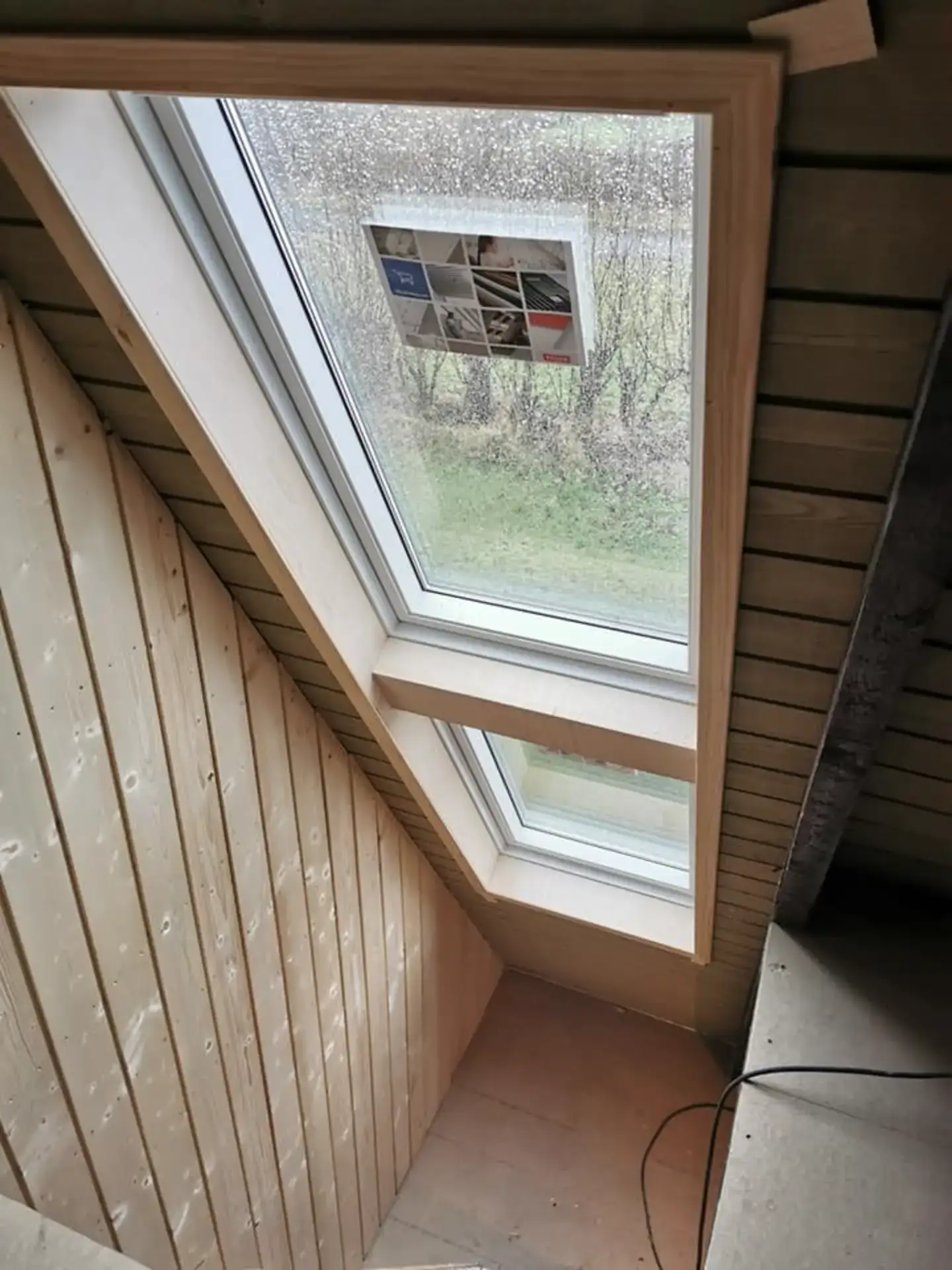 Nyt tagvindue i træværk, installeret i tagrum med træpaneler.