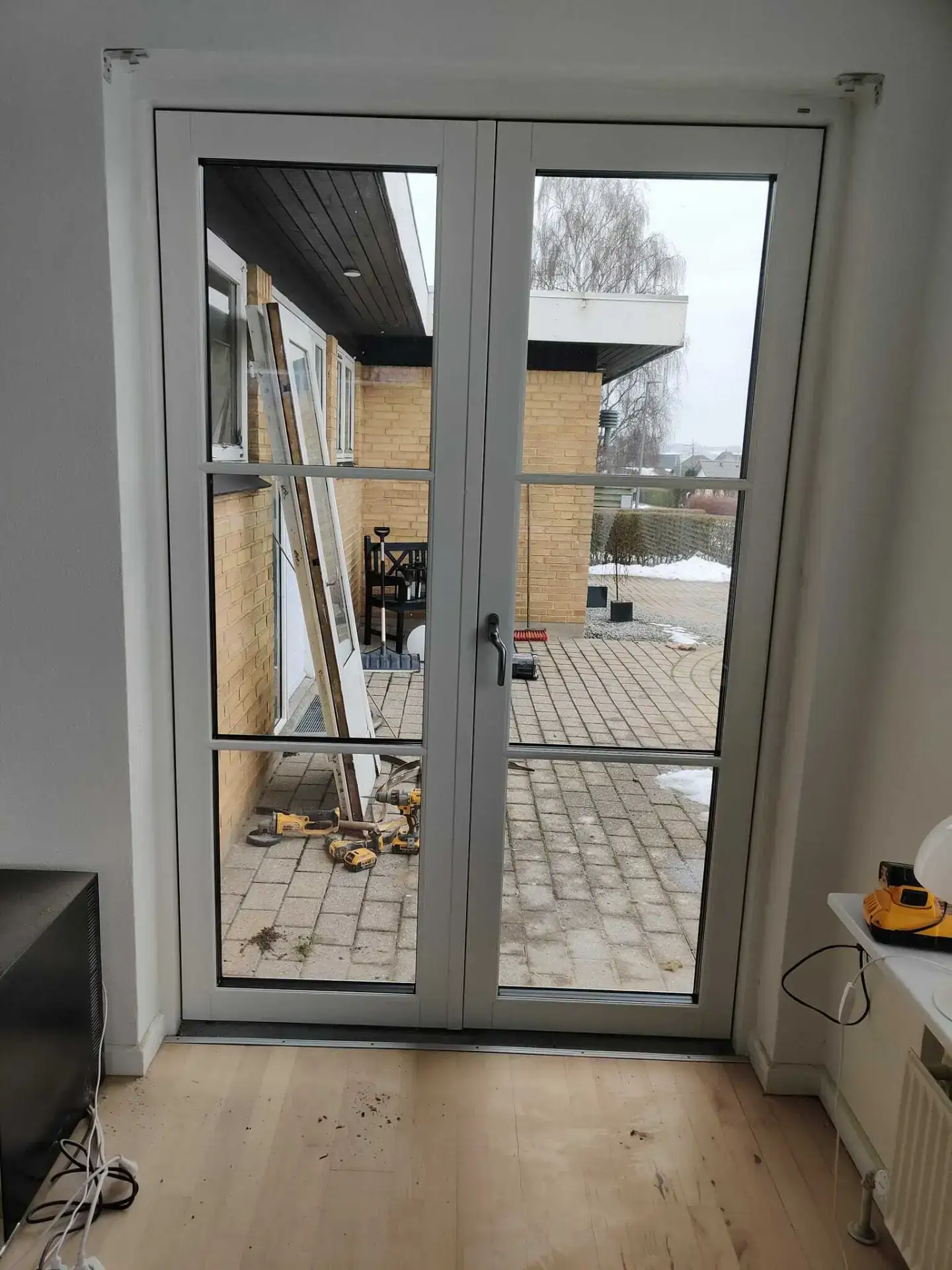 Vinduesdør med termoglas og hvid ramme til udendørs terrasse.