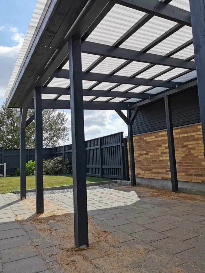 Ståloverdækning til have, beskytter mod vejr og skaber et hyggeligt udendørs rum. Perfekt til havelå.