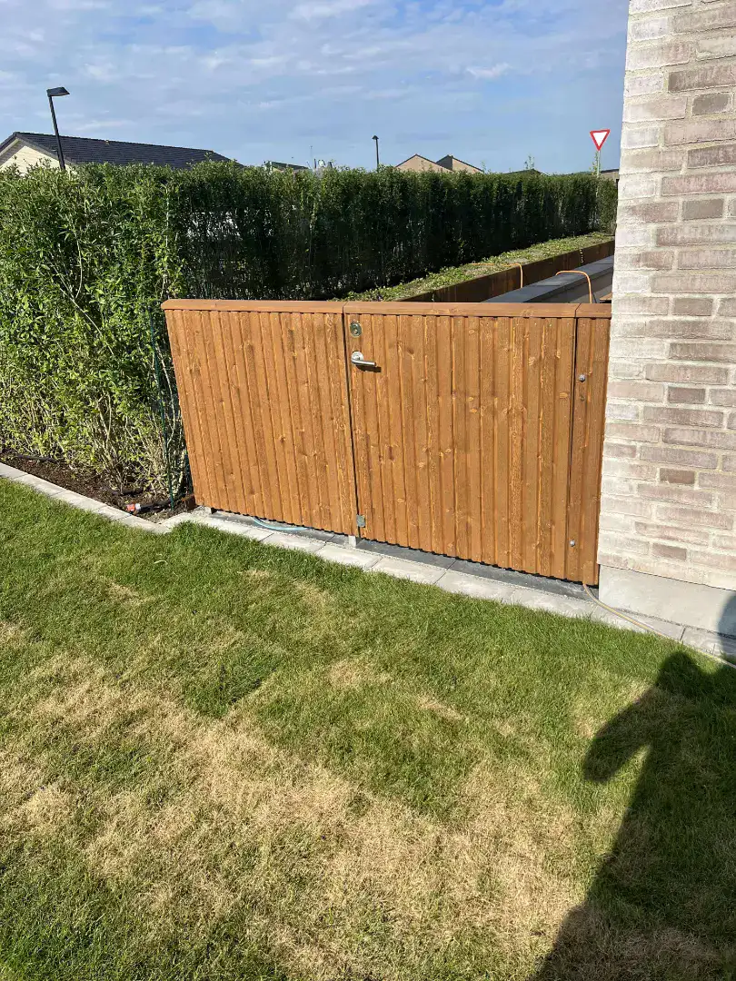 Træhavelåge og hegn til haveafgrænsning.